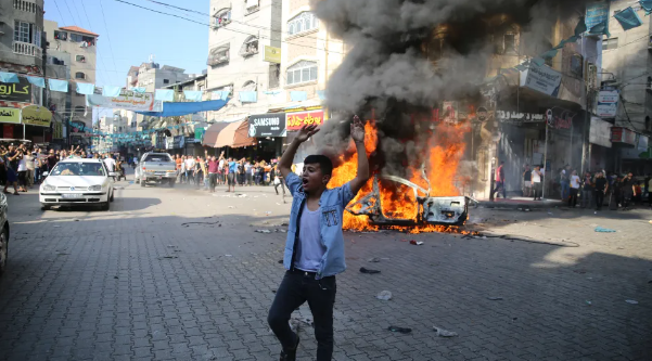 Rác cháy âm ỉ tại trung tâm Dải Gaza - Ảnh 1.