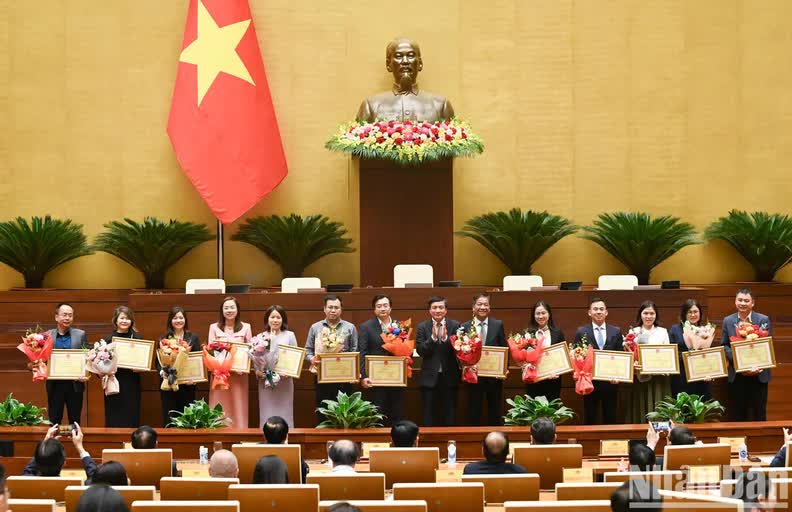 NA General Secretary and Chairman of the NA Office Bui Van Cuong presents certificates of merit to collectives with outstanding achievements. (Photo: NDO)