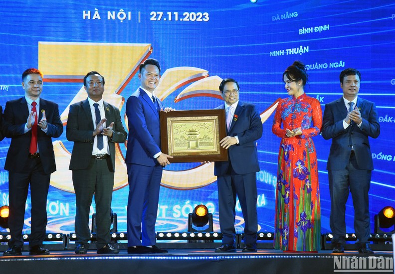 PM Pham Minh Chinh presents a gift to the Vietnam Young Entrepreneurs Association. (Photo: NDO)