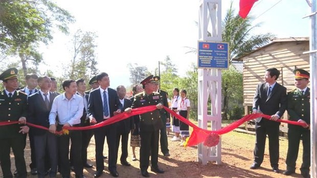 A lighting facility and a welcome gate are inaugurated and handed over to the Lao village cluster’s authority. (Photo: VNA)