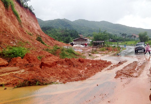 Ngành Giáo dục miền Trung, Tây Nguyên chủ động ứng phó với mưa lũ, sạt lở đất - Ảnh 1.