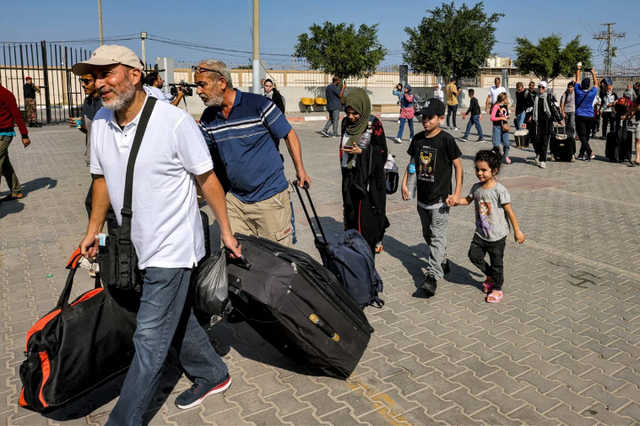 Người Palestine bắt đầu sơ tán khỏi vùng chiến sự - Ảnh 1.