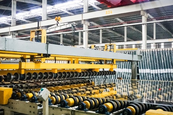 K&iacute;nh si&ecirc;u trắng lần đầu được sản xuất tại Việt Nam - Ảnh 1.