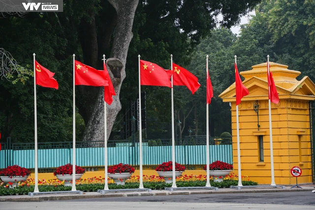 Thủ đô Hà Nội rực rỡ cờ hoa đón Tổng Bí thư, Chủ tịch nước Trung Quốc Tập Cận Bình thăm Việt Nam - Ảnh 3.