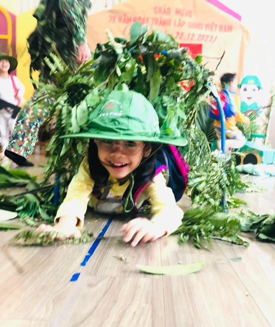 Trải nghiệm 30 ph&uacute;t l&agrave;m ch&uacute; bộ đội của c&aacute;c b&eacute; mầm non - Ảnh 2.