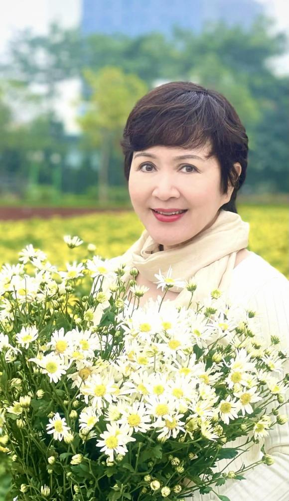 Siêu mẫu Hà Anh mang bầu con thứ 2, Diva Hồng Nhung trẻ trung diện set đồ của con gái - Ảnh 4.