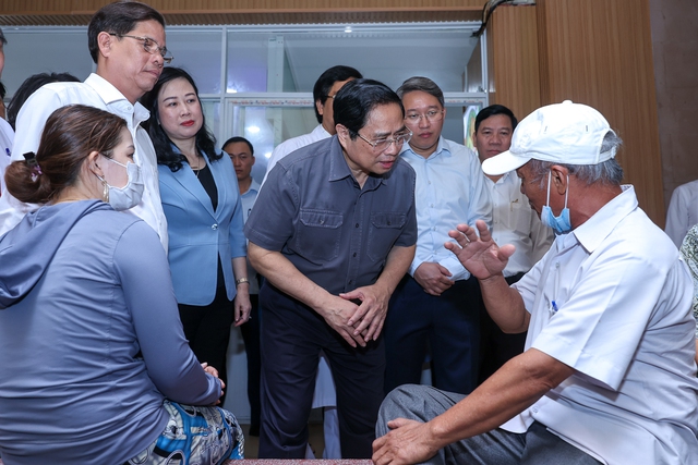 Thủ tướng Phạm Minh Chính khảo sát thực tế việc bảo đảm thuốc, vật tư y tế cho bệnh nhân - Ảnh 1.