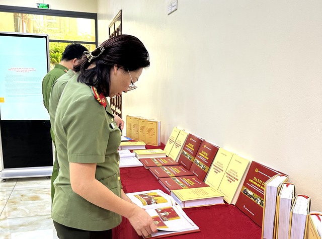 Ra mắt cuốn s&aacute;ch &lsquo;Danh dự l&agrave; điều thi&ecirc;ng li&ecirc;ng, cao qu&yacute; nhất&rsquo; - Ảnh 1.