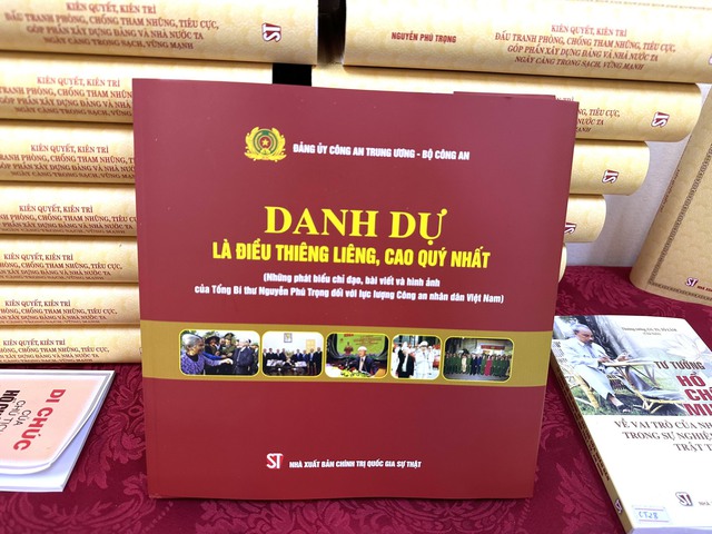 Ra mắt cuốn s&aacute;ch &lsquo;Danh dự l&agrave; điều thi&ecirc;ng li&ecirc;ng, cao qu&yacute; nhất&rsquo; - Ảnh 2.