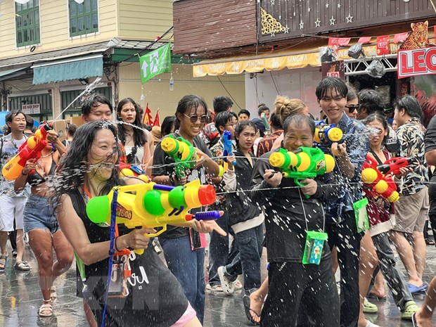 Tưng bừng lễ hội Songkran tại phố Tây Khao San ở thủ đô Thái Lan - Ảnh 1.