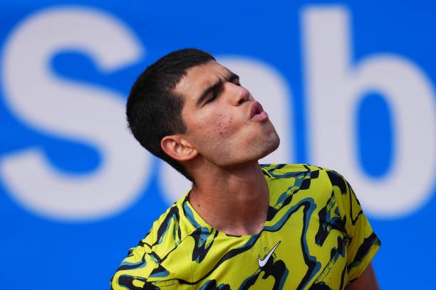 Carlos Alcaraz và Stefanos Tsitsipas vào chung kết Barcelona mở rộng   - Ảnh 2.