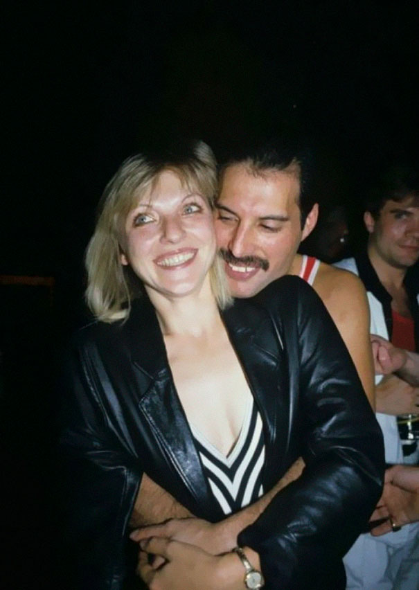 Hammer to Fall: Đồ đạc của Freddie Mercury được bán đấu giá - Ảnh 2.