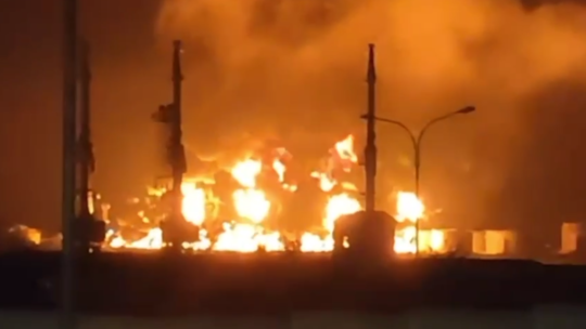 Máy bay không người lái tấn công kho dầu ở Sevastopol, Crimea gây cháy lớn - Ảnh 1.