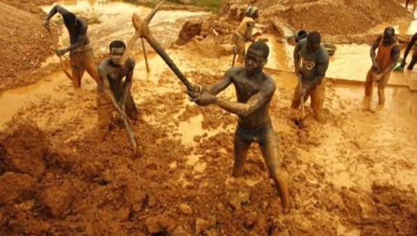 Cuộc mưu sinh đầy hiểm nguy của thợ đào vàng Senegal - Ảnh 1.
