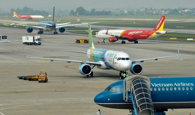 Gần dịp lễ 30/4 - 1/5, giá vé máy bay nóng lên từng ngày - Ảnh 1. Gần dịp lễ 30/4 - 1/5, giá vé máy bay nóng lên từng ngày - Ảnh 1.