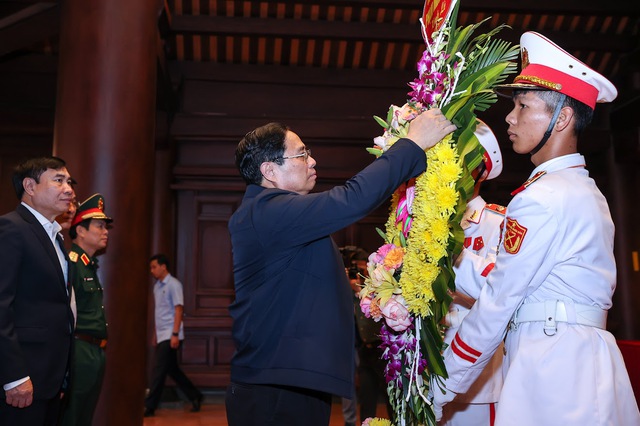 Thủ tướng tưởng niệm, tri ân các Anh hùng, liệt sĩ trong chiến dịch Điện Biên Phủ lịch sử - Ảnh 1.