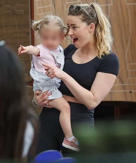 Amber Heard đang sống cuộc đời bình thường hậu thua kiện - Ảnh 1.