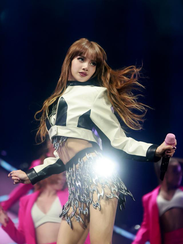 Lisa (BLACKPINK) bị tẩy chay vì biểu diễn tại câu lạc bộ thoát y - Ảnh 1.