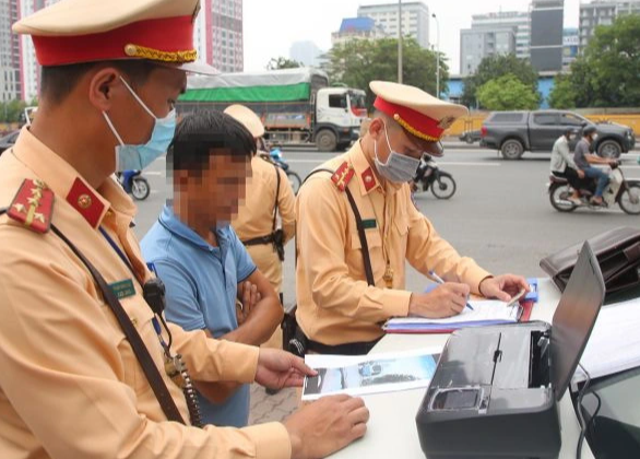 Cảnh sát giao thông in hình ảnh tại chốt để xử lý tài xế vi phạm - Ảnh 4.