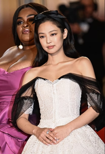 Jennie (BLACKPINK) xinh đẹp như tiểu thư trên thảm đỏ LHP Cannes 2023 - Ảnh 2.