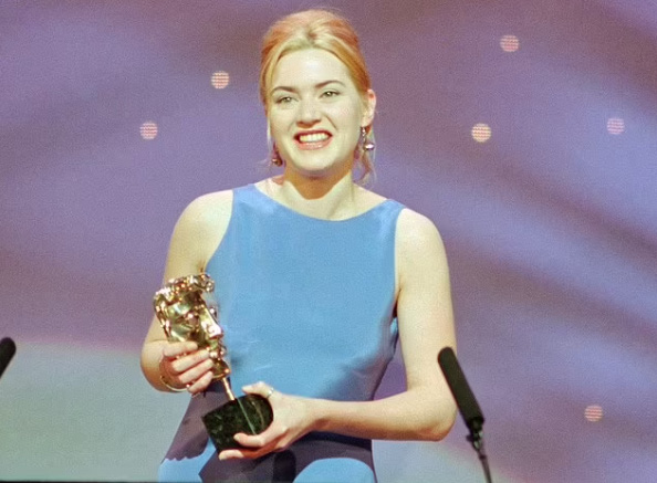 Kate Winslet luôn rơi nước mắt khi nhận giải - Ảnh 1.