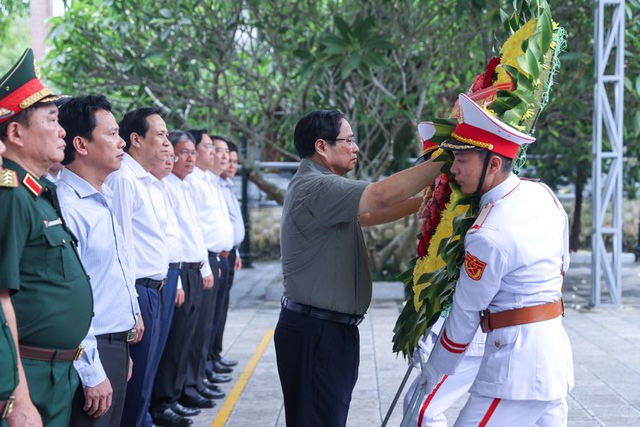 Thủ tướng dâng hương tưởng niệm các Anh hùng Liệt sĩ tại Nghĩa trang Liệt sĩ Vị Xuyên - Ảnh 2.