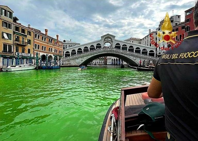 Nước kênh đào ở Venice bất ngờ đổi thành màu xanh huỳnh quang - Ảnh 1.