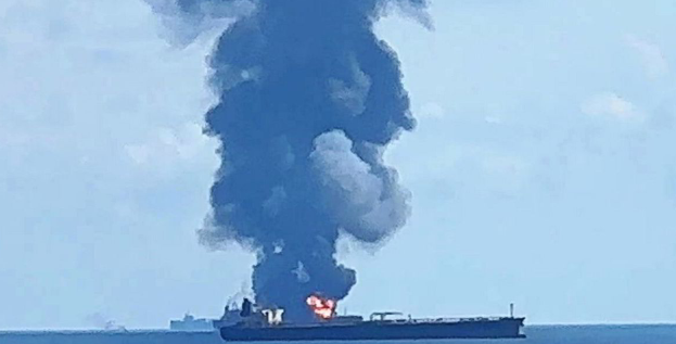 Tàu chở dầu bốc cháy ngoài khơi Malaysia, 3 thủy thủ mất tích - Ảnh 1.