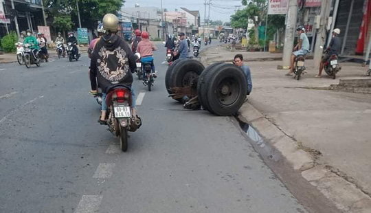 Xe tải đang chạy trên đường bất ngờ… rụng 2 bánh - Ảnh 2.