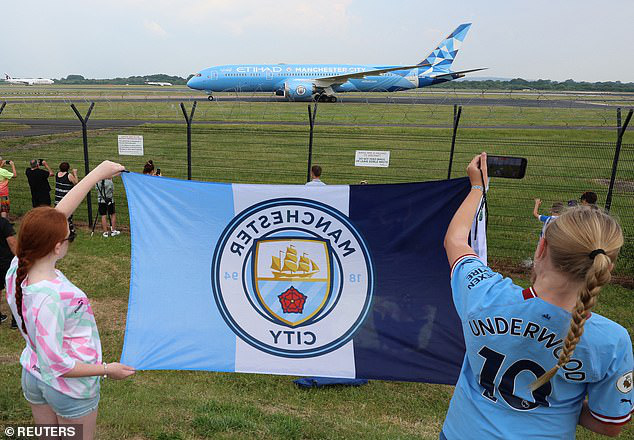 Man City trở về Anh sau cú ăn 3 vĩ đại - Ảnh 7.