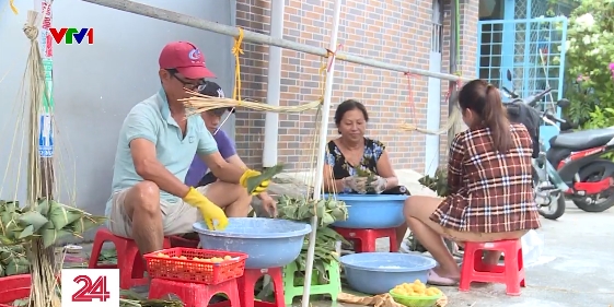 Xóm bánh ú lá tre tất bật trước ngày Tết Đoan Ngọ - Ảnh 2.