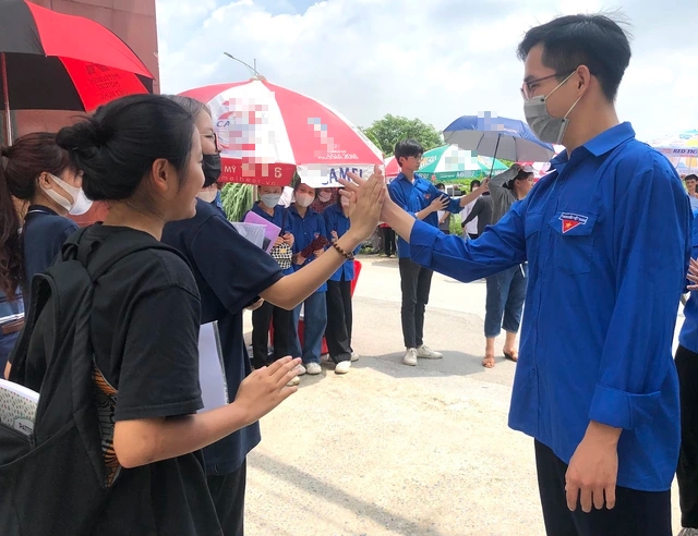 Vui và hạnh phúc khoác lên màu áo xanh tình nguyện ‘tiếp sức’ thí sinh - Ảnh 5.