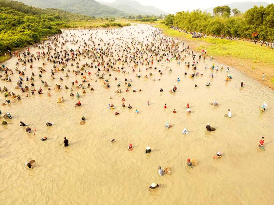 Hàng nghìn người tham gia lễ hội đánh cá Vực Rào - Ảnh 1.