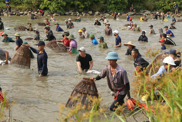 Hàng nghìn người tham gia lễ hội đánh cá Vực Rào - Ảnh 2.