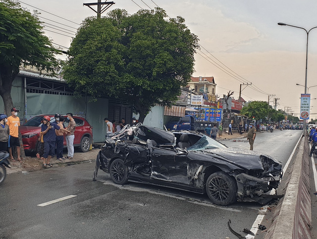 Ô tô lùa hàng loạt xe máy tại Bình Dương: Cô gái 17 tuổi chết não - Ảnh 1.