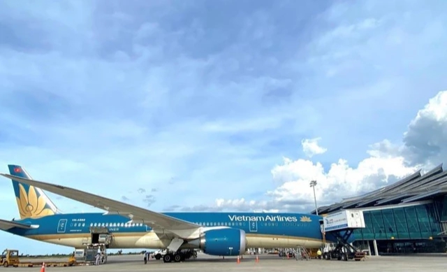 Sân bay quốc tế Phú Bài lần đầu đón siêu máy bay Boeing 787 - Ảnh 1.