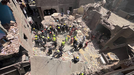 Sập tòa nhà ở Ai Cập khiến hàng chục người thương vong - Ảnh 1.