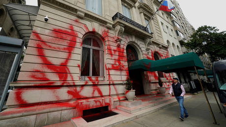 Đại sứ quán Belarus ở Hà Lan bị phá hoại - Ảnh 1.