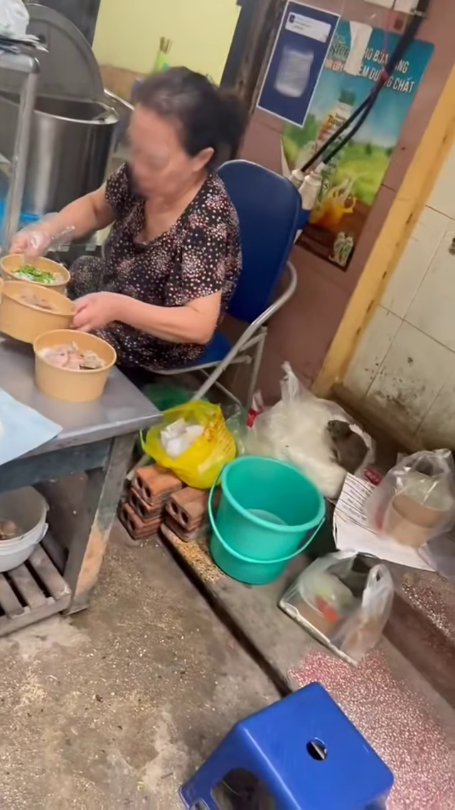 Xử phạt, dừng hoạt động quán ăn có chuột ngồi chễm trệ trên túi bún - Ảnh 2. Xử phạt, dừng hoạt động quán ăn có chuột ngồi chễm trệ trên túi bún - Ảnh 2.