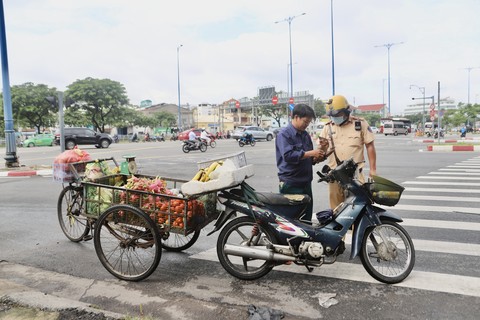 Công an TP. Hồ Chí Minh: Đẩy mạnh xử lý xe 2, 3 bánh cũ nát, chở hàng cồng kềnh mất an toàn - Ảnh 2.