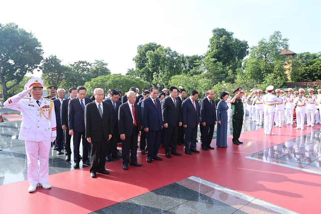 Lãnh đạo Đảng, Nhà nước dâng hương tưởng niệm các Anh hùng liệt sĩ - Ảnh 2.