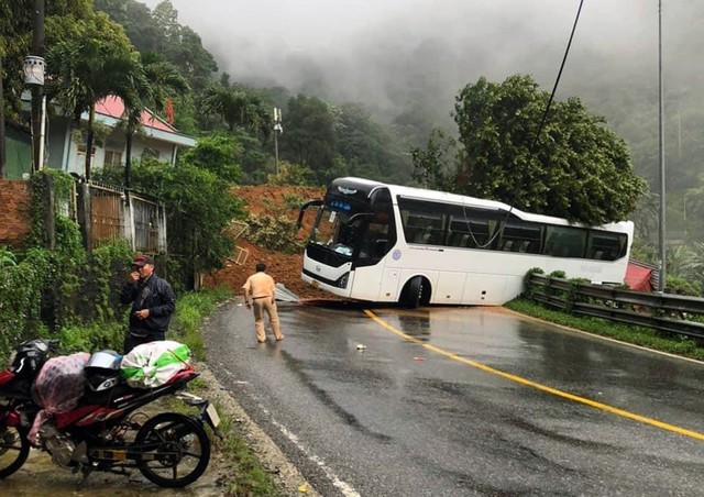 Sạt lở nghiêm trọng tại đèo Bảo Lộc (Lâm Đồng): Đã tìm thấy thi thể của tất cả 4 nạn nhân - Ảnh 4.