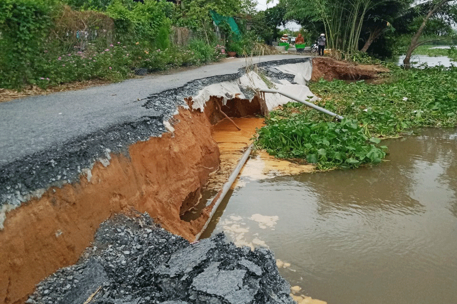 Sạt lở bờ sông nghiêm trọng ở Tiền Giang - Ảnh 1.