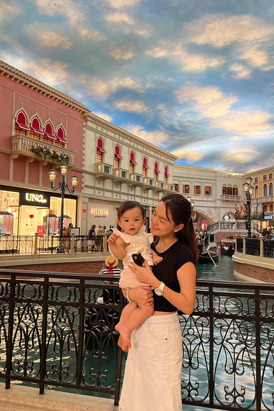 Hồng Nhung hội ngộ Đoan Trang tại Pháp, Gái nhảy Minh Thư trẻ trung bên con gái - Ảnh 9. Hồng Nhung hội ngộ Đoan Trang tại Pháp, Gái nhảy Minh Thư trẻ trung bên con gái - Ảnh 9.