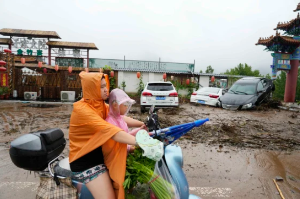 Mưa lũ bất thường tại Bắc Kinh, Trung Quốc tiếp tục duy trì cảnh báo màu đỏ về mưa bão - Ảnh 1.