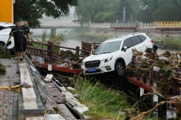 Mưa lũ bất thường tại Bắc Kinh, Trung Quốc tiếp tục duy trì cảnh báo màu đỏ về mưa bão - Ảnh 2.