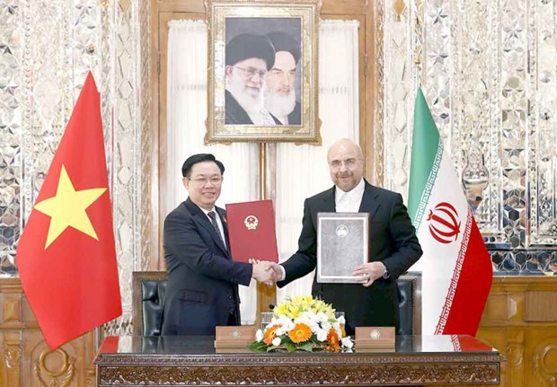 
NA Chairman Vuong Dinh Hue and Speaker of the Islamic Consultative Assembly of Iran Mohammad Bagher Ghalibaf exchange the signed agreement in Tehran on August 8. (Photo: VNA)
