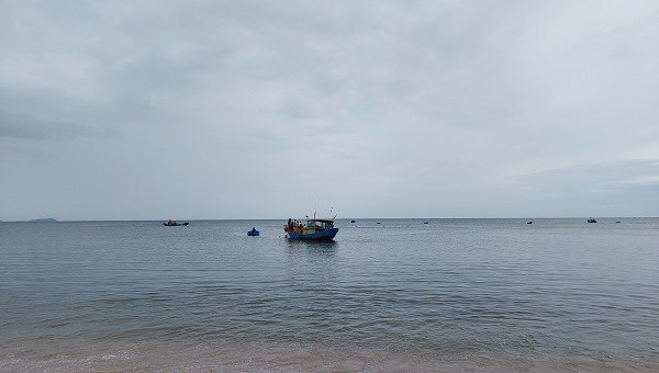 Quảng Bình: Hàng chục tàu cá khẩn trương tìm kiếm ngư dân mất tích - Ảnh 1.