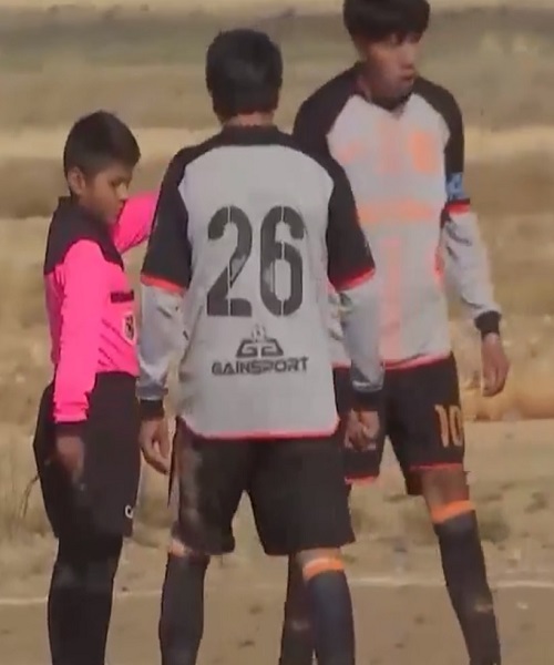 Trọng t&agrave;i nhỏ tuổi nhất thế giới - Ảnh 1.