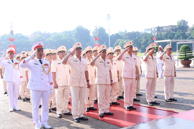 Lãnh đạo Đảng, Nhà nước vào Lăng viếng Chủ tịch Hồ Chí Minh - Ảnh 2.